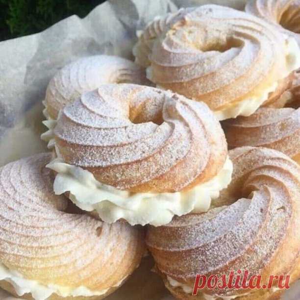 Кольца заварные
Вкусные и очень просты в приготовлении!
Сами кольца пышные, легкие и полые внутри.
⠀
Ингредиенты для теста:
- молоко 125мл
- воды 125мл
- яйца 4шт ( С0) или 5шт (С1)
- масло или хороший маргарин 100гр
- мука 150гр
- щепотка соли
- сахар 5гр
Крем:
- 250 гр сливок не менее 33% жирности
- сахарная пудра (по вкусу)
- ваниль
- 250гр маскарпоне
⠀
Как приготовить:
1. Соединить в сотейнике молоко, воду, масло или маргарин соль и сахар, поставить на огонь и дове...