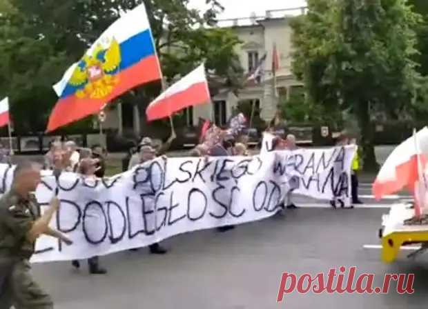 Поляки вышли на протесты против США с флагом России - События в мире - медиаплатформа МирТесен