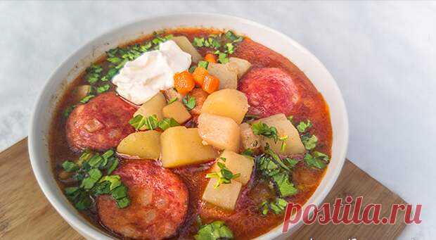 Крумплилевеш (венг. Krumplileves) — это очень простой и быстрый картофельный суп с колбасой, очень популярный в венгерской кухне. Он достаточно густой, очень сытный и приходится весьма кстати в холодное время года. Крумплилевеш и насытит, и согреет и не займет много времени для приготовления.