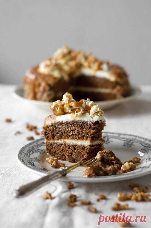 Морковный торт (Carrot Cake) — известный и любимый во всём мире десерт. Его история начинается в далеком средневековье. В те времена сахар был в дефиците и часто вместо него использовали сахарную свёклу или морковь — пекли с ними сладкие пироги. Полагают, что сам торт, таким как мы привыкли видеть - 15 сентября - 43679614165 - Медиаплатформа МирТесен