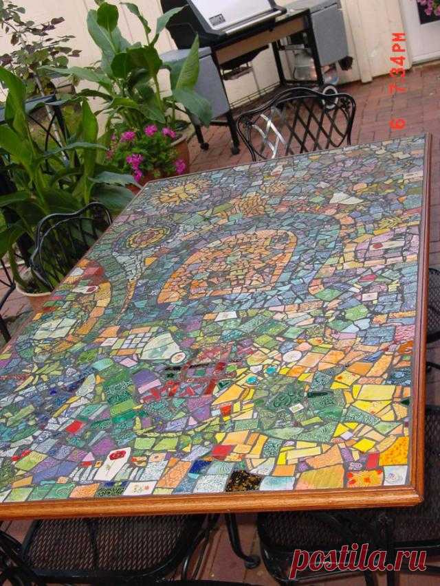 Дизайн садового столика из остатков плитки
