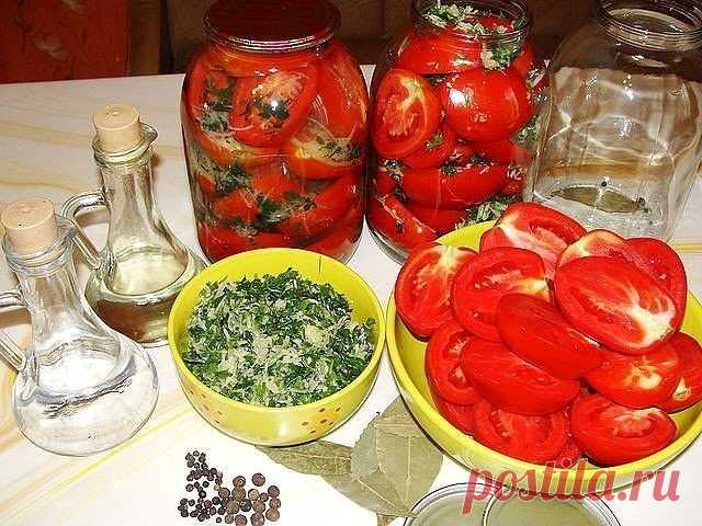 ПОМИДОРЫ, КОНСЕРВИРОВАННЫЕ ПОЛОВИНКАМИ. ОЧЕНЬ ВКУСНЫЕ!!! 
НАДО НА 10 ЛИТРОВЫХ БАНОК: 
• Помидоры – 5-6 кг 
• Перец болгарский сладкий – 4-5 шт. 
• Чеснок – 20 зубчиков 
• Листья хрена – 10 шт. 
• Зонтики укропа – 10 шт. 
• Морковь – 3-4 шт. 
• Лимонная кислота 
Для рассола ( на 10 банок примерно 6 литров рассола, лучше сделать чуть больше). 
На 1 литр воды: 70 сахара, 50 г соли. 
ГОТОВИМ: 
1. Литровые банки хорошо помыть. 
2. Помидоры, перец, листья хрена, укроп хорошо пом...