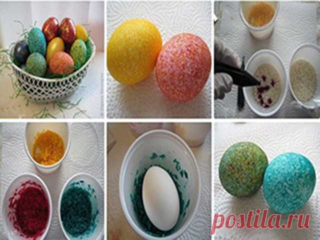Как покрасить яйца фломастерами и салфеткой. Крашеные яйца в салфетках. Окрашивание яиц красителями и салфетками. Яйца окрашенные в салфетке. Окрашивание яиц при помощи салфеток.