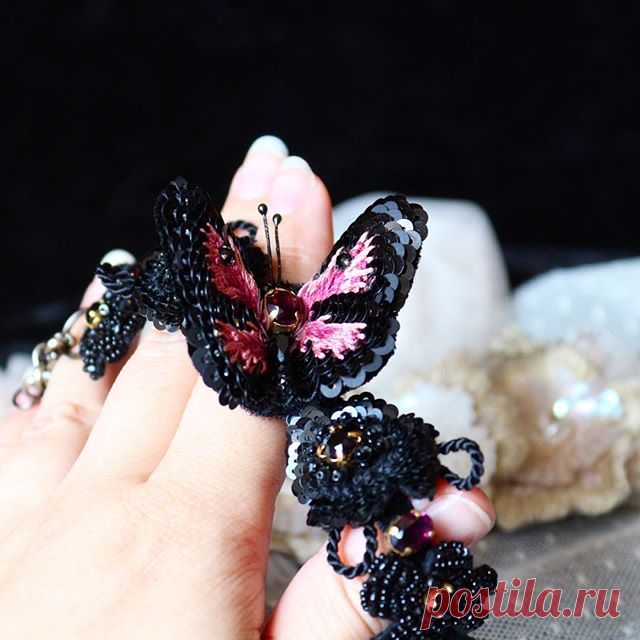 Браслетик с бабочкой.Ручная авторская вышивка.#swarovsky #embroidery #fashion_embroidery #вышивка #бисер #браслет #пайетки #цветы