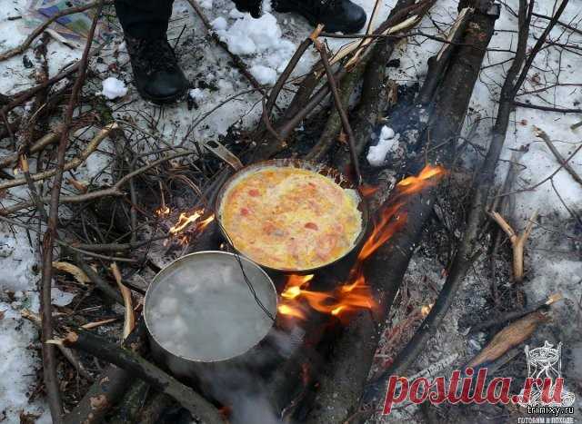 Еда в походе и на природе всегда вкуснее! (22 фото) А ведь правду говорят, что еда, приготовленная в походе или на природе, гораздо вкуснее! Вы согласны? Конечно же, на природе аппетит приходит гораздо быстрее, да и приготовленная на костре с дымком ед…