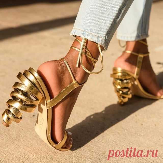 Yes or No ?
#sandals #shoes #shoesaddict #sandalshoes #sandalseason #sandalsstyle #sandalslovers #необычныйкаблук #heels #fashion #fashiontrends #trendsetter #trendaddict @keeyahri #style