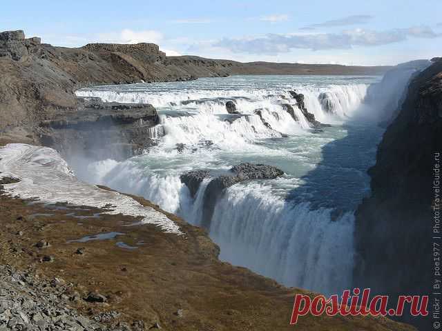 Гюльдфосс  (исл. — «золотой водопад», gull — золото; foss — водопад)находится на юге Исландии в долине Хаукадалур, на реке Хвитау. Общий объем воды, срывающейся с уступов водопада, составляет порядка 110 м³/сек, а в летние месяцы доходит до 130 м³/сек.
Во время паводков его мощность увеличивается более чем в десять раз и доходит до  2 000 м³/сек. В периоды паводков через Гюдльфосс проходит объем воды намного больший, чем через водопад Деттифосс, считающийся самым мощным водопадом Европы.