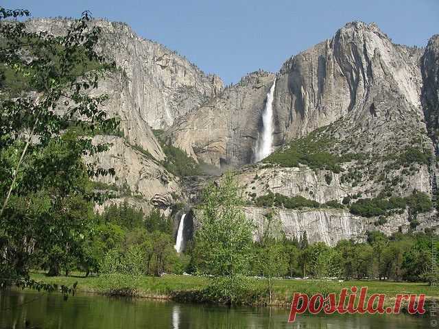 Одной из достопримечательностей Национального парка «Йосемит» в Калифорнии является одноименный водопад, который считается самым высоким в США. Он состоит из трех ступеней, самая протяженная из которых насчитывает примерно 430 метров, а общая высота водопада достигает почти 730 метров.Йосемити означает "большой медведь гризли". Индейцы назвали так долину и водопад в честь молодого вождя, который в период голода убил громадного медведя и устроил для народа большой пир.