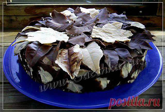 Осенний торт Осенний торт украшен с шоколадными листиками.