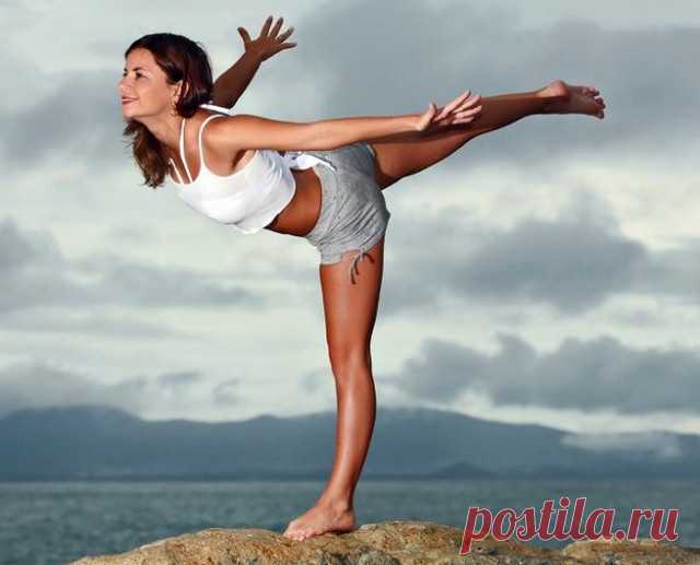 Упражнение «Ласточка» — на баланс и укрепление мышц спины и ног