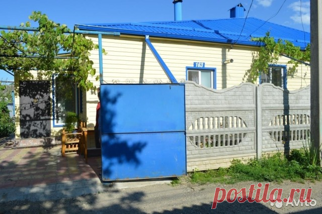 Дом 99 м² на участке 4 сот. Продам 2/3 дома состоящего из 3-х комнат 72/40/15 м2,все удобства, новое отопление, потолки 2,9 м, во дворе новая постройка 24 м2 с удобствами (комната,с/у совмещен и недостроенная баня). Отдельный двор, въезд для 2- х автомобилей. Двор выложен плиткой...