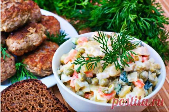 Оливье - рецепт классический с мясом.
И вновь мы возвращаемся, наверное, к самому любимому и популярному салату, без которого  почти ни один праздник не обходится. На моем блоге уже была статья по простым классическим рецептам Оливье.  Но сегодня мы углубимся именно в те варианты, которые готовят именно с мясом, а не с колбасой.