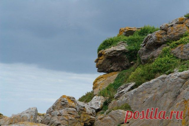 Оптические иллюзии природы Голова индейца-апачи, Франция
Зрительное восприятие человека устроено таким образом, что объекты, схожие с лицами, быстрее бросаются нам в глаза на фоне остальных визуальных раздражителей. Это подтвердят и туристы во Франции, лицезрящие имеющуюся там необычную скалистую формацию.