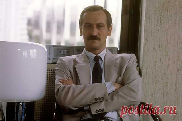 ༺🌸༻Леонид Филатов. «Ну можно ли представить мир без шуток?!.»
Ну можно ли представить мир без шуток?!
Да он без шуток был бы просто жуток!..
Когда на сердце холод, страх и тьма -
Лишь юмор не дает сойти с ума!..
Судьба играет с нами в «чёт» и «нечет»,
Уныние казнит, а юмор лечит.
Хвала шутам, что вовремя смогли
Нас удержать от яда и петли!..
Простой пример. У вас упадок духа.
У вас гастрит, ангина и желтуха.
Ваш дом сгорел. От вас ушла жена.
К тому же вы с большого бодуна!....