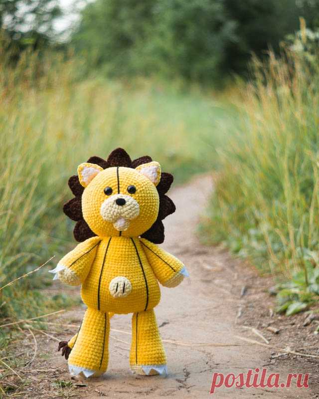 PDF Плюшевый лев Кон крючком. FREE crochet pattern; Аmigurumi animal patterns. Амигуруми схемы и описания на русском. Вязаные игрушки и поделки своими руками #amimore - плюшевый лев из аниме Блич, большой львенок из плюшевой пряжи, персонаж Blreach, котик, кот, кошечка, кошка, котенок.