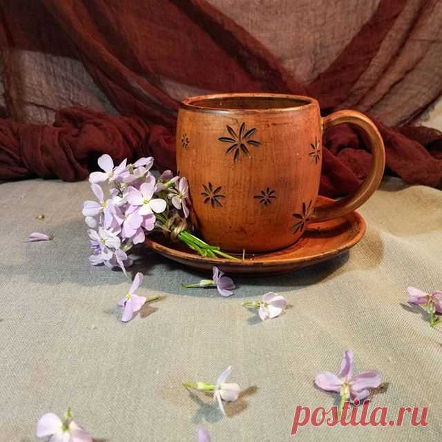 Чайная пара 🌸Цветочная кружка&блюдце🌸 Продана. #gonchar_master_подзаказ. Блюдце тоже украшено цветочками, видно на фото два поста назад 😃. Цветочки разного размера и разбросаны хаотично (в художественном беспорядке, да 😁). Ну под стать чашке, конечно)) Подходит и для чая, и для кофе (если вы пьете кофе ведерками 🍵😉). Полностью выполнена в технике молочного обжига. Фактурный декор в сочетании с гладкой бархатистой поверхностью молочного обжига подарит удовольствие пр...