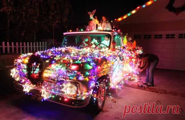 Рождественский автомобиль во дворе дома в Лос-Анджелесе