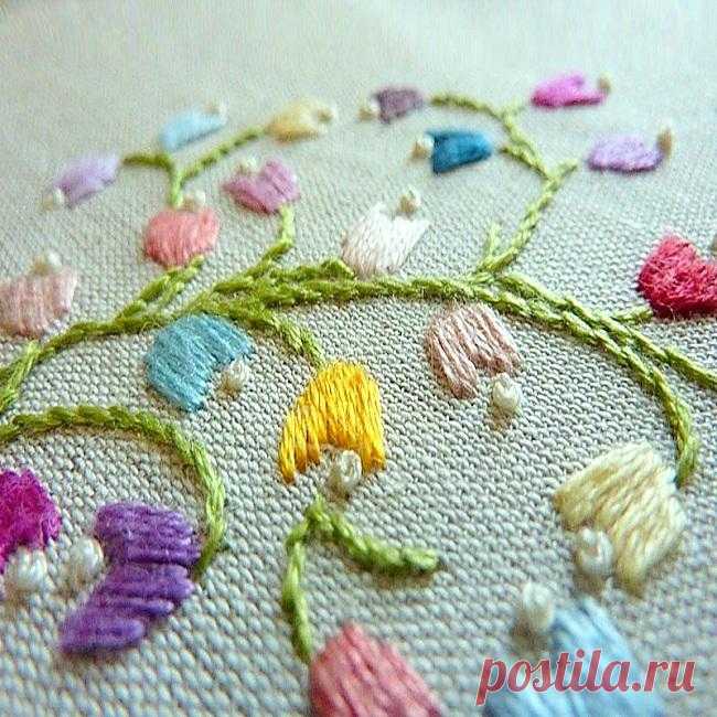 Круглая вышивка декоративными швами: цветы. Схема