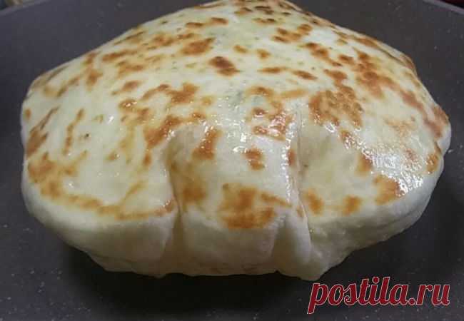 Лепешки как подушки: жарим с сыром и картошкой внутри
