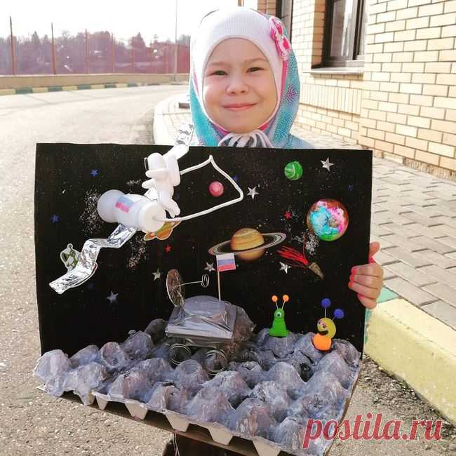 Выберите интересную поделку для детей ко дню космонавтики 12 апреля. Сделайте своими руками красивую поделку из бумаги, пластилина и других различных материалов в школу, детский сад.