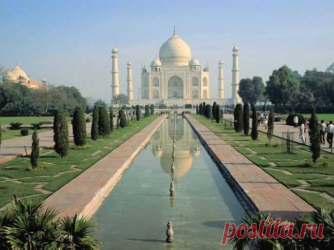 Индия Тадж-Махал
 История любви  
Встретив на базаре прекрасную бедную девушку с деревянными бусами в руках, принц Кхуррам влюбился в нее с первого взгляда и твердо решил взять красавицу в жены. Мумтаз Махал стала человеком, которому он полностью доверял и даже советовался. Она единственная из его горема сопровождала в военных походах. За 17 лет супружества у них родилось 13 детей. Но Мумтаз Махал не пережила тяжелых родов 14-го. Мавзолей строили более 20.000 человек в течении 22-х лет.