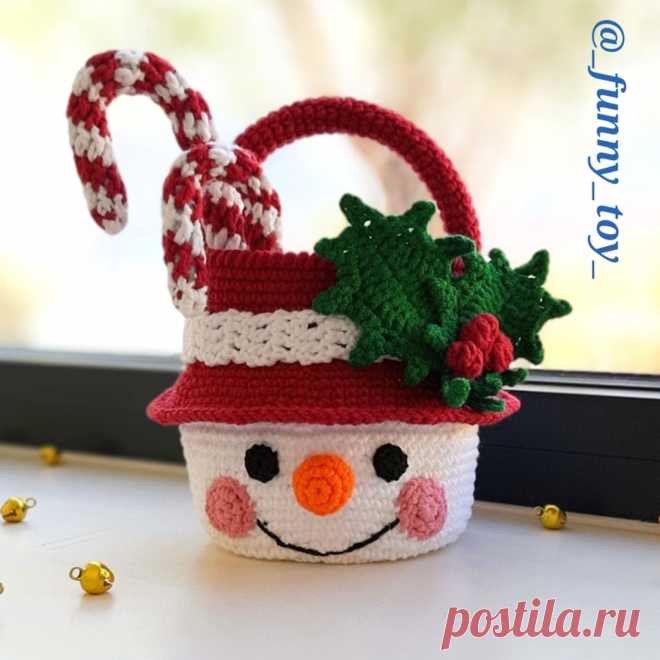 PDF Корзинка-Снеговичок крючком. FREE crochet pattern; Аmigurumi toy patterns. Амигуруми схемы и описания на русском. Вязаные игрушки и поделки своими руками #amimore - корзина в виде снеговика к Новому году, снеговичок из обычной пряжи, новогодняя корзинка.