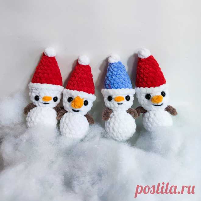 PDF Снеговичок крючком. FREE crochet pattern; Аmigurumi toy patterns. Амигуруми схемы и описания на русском. Вязаные игрушки и поделки своими руками #amimore - плюшевый снеговик к Новому году, новогодний снеговичок в шапочке, маленькие снеговички из плюшевой пряжи.