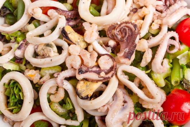 14 простых и очень вкусных салатов с кальмарами 
Если у вас есть варёные кальмары и 10–20 минут свободного времени, вы сможете приготовить отличные салаты: со свежими и маринованными огурцами, с сыром и грибами — выберите рецепт по вкусу.
Кальмары …