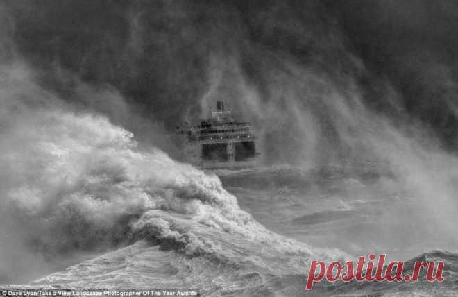 Судно покидающее в шторм гавань Ньюхэйвен,Англия.