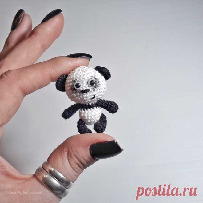 PDF Панда крючком. FREE crochet pattern; Аmigurumi doll patterns. Амигуруми схемы и описания на русском. Вязаные игрушки и поделки своими руками #amimore - Панда, медведь, маленький медвежонок, мишка.