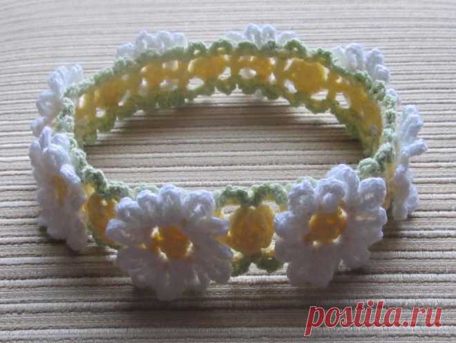 White and Yellow Daisies Crochet Headband (birth- 12 months+) Crochet pattern by Yelena Chen This cute headband is made in a sport weight yarn. If you make it in a thicker yarn, the flowers will be bigger.The headband can be made in any desired size.