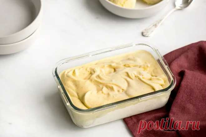 Glace à la vanille - Empreinte Sucrée Ma recette de glace à la vanille maison très crémeuse et facile à réaliser. A réaliser dans une sorbetière ou une turbine à glace.