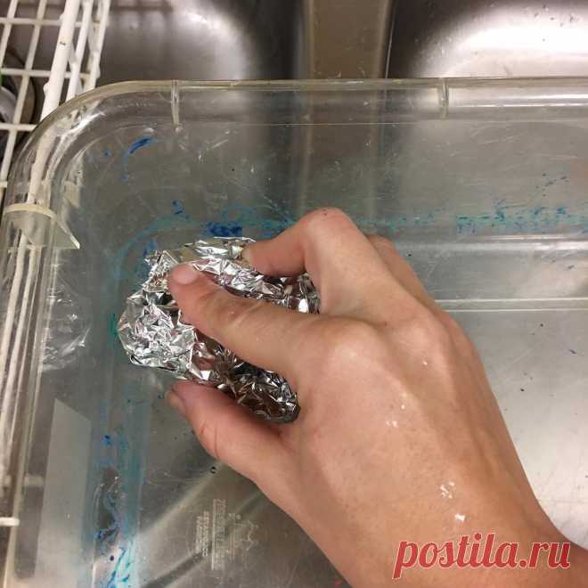 Rachel Miller в Instagram: «Don't have a scrub pad?  Grab some aluminum foil!  #cleaningtips #lifehacks #diys» 45 отметок «Нравится», 2 комментариев — Rachel Miller (@1crazyhousetips) в Instagram: «Don't have a scrub pad?  Grab some aluminum foil!  #cleaningtips #lifehacks #diys»