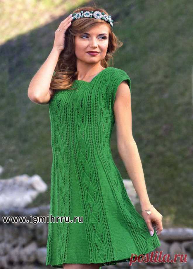 Зеленое расклешенное платье с ажурными дорожками. Спицы.