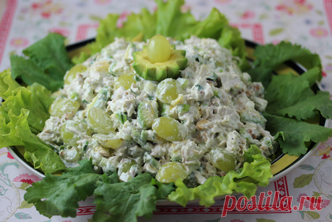 Восхитительный салат с куриной грудкой и виноградом