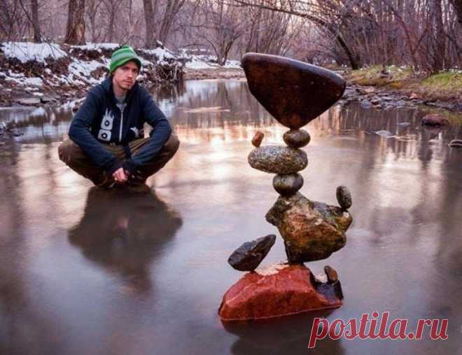Скульптор Майкл Грэб создал композицию из балансирующих камней, которая бросает вызов законам физики