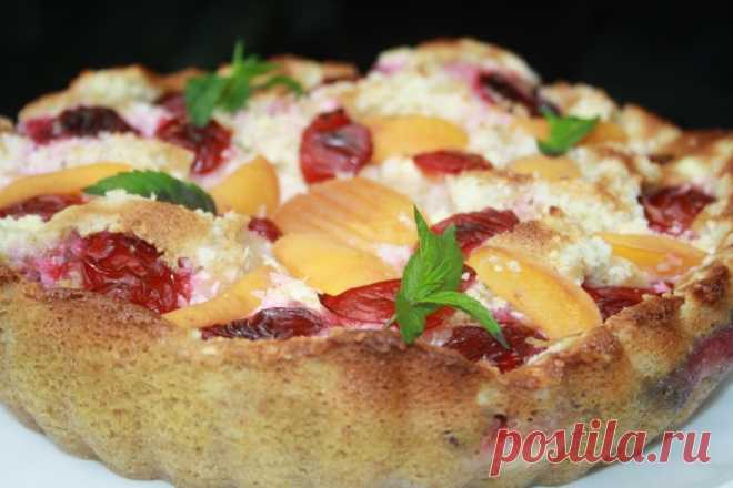 Пирог с летними фруктами и творогом в микроволновой печи за 10 минут