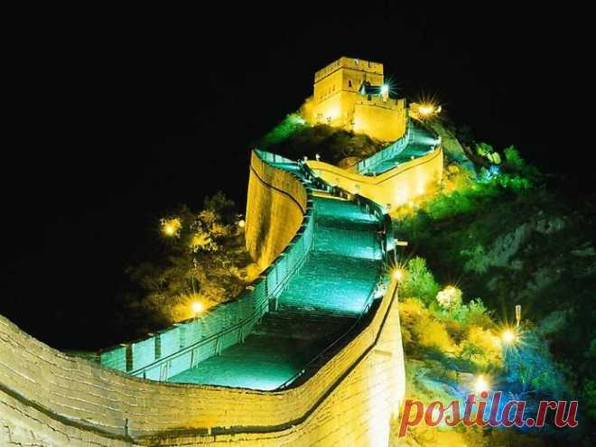 Великая Китайская стена — один из крупнейших и древнейших памятников архитектуры в мире. Общая её протяженность  составляет 8851,8 км, на одном из участков проходит вблизи Пекина. Процесс строительства этого сооружения потрясает своими масштабами. Мы расскажем Вам о самых интересных фактах и событиях из истории Стены.