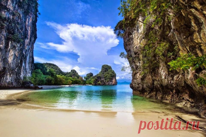 Пляж Dream Beach, остров Хонг, Таиланд. 
Белый песок, изумрудная теплая вода — не зря это место названо «Пляжем мечты». Вертикальные скалы, стоящие по краям пляжа, создадут атмосферу уединенности.