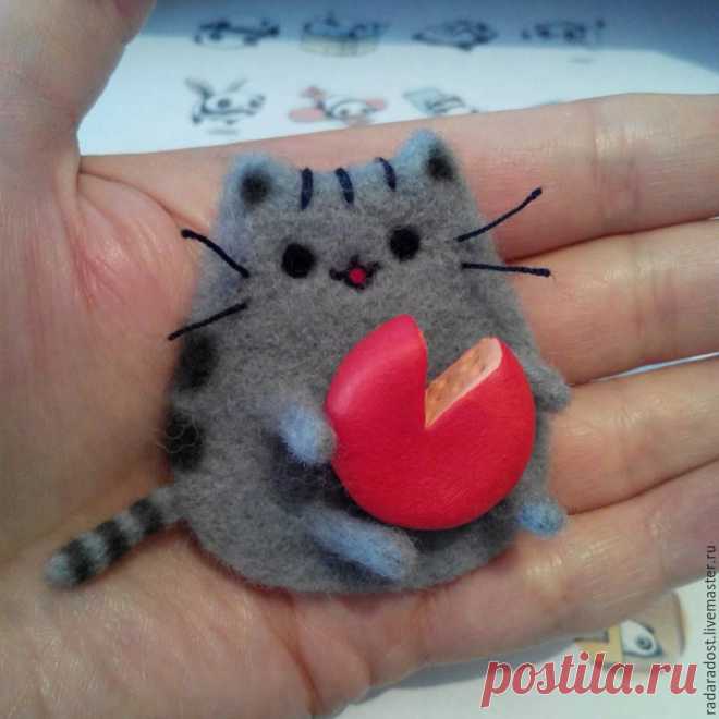 Pusheen the Cat, Котик-эмодзи, брошь/магнит Купить или заказать Pusheen the Cat, Котик-эмодзи, брошь/магнит в интернет-магазине на Ярмарке Мастеров. Брошь/магнит самого известного в сети котика эмодзи Пушина (Pusheen the Cat) 5,5 см. Сделает ярче самый серый день и заставит улыбнуться. В лапки можно дать любой предмет по желанию заказчика!