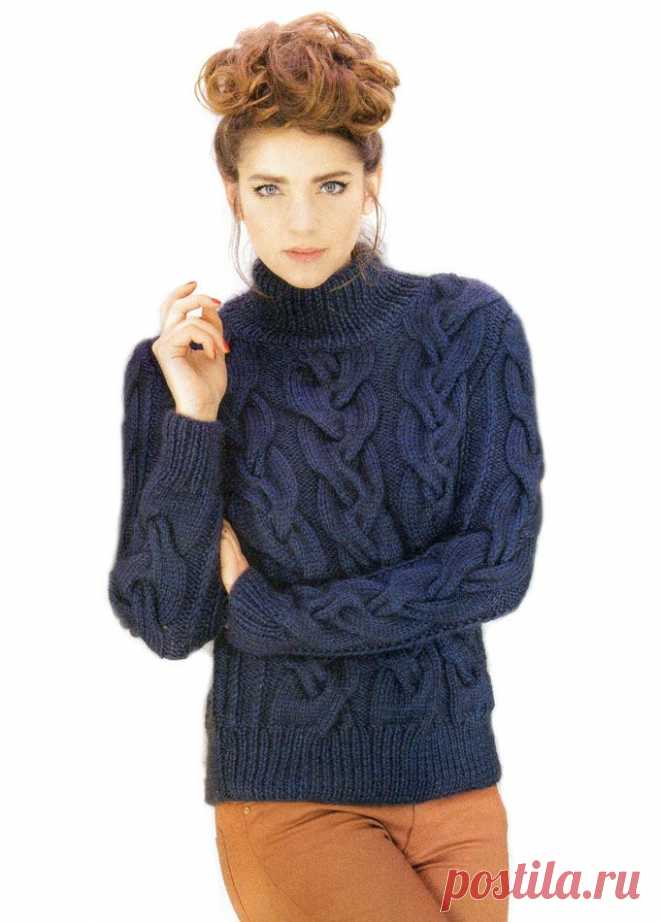 Темно-синий свитер, богато декорированный интересными узорами. Вязание спицами