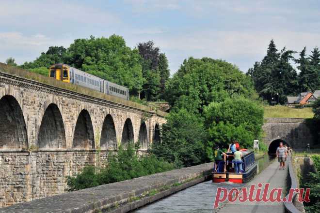 The Telford aqueduct is a marvel of engineering, the railway came along later and put themselves on higher ground to make themselves look better. 2/7/2009.