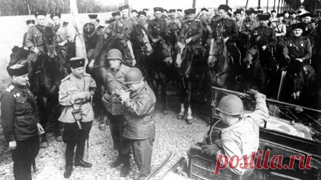 Казаки 3-го гвардейского кавалерийского корпуса на встрече с американскими офицерами. Земля Саксония. Третий Рейх. Апрель 1945 года.