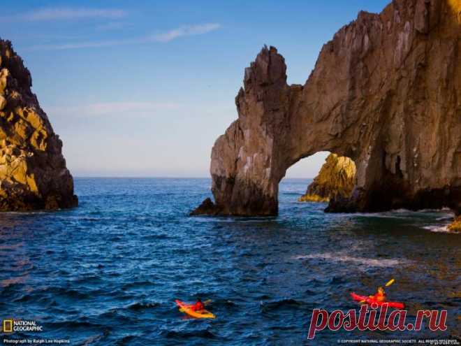 Байдарочники проплывают вокруг Конца Земли в Cabo Сан Лукас, популярном туристическом месте в южном наконечнике мексиканского калифорнийского полуострова Бахи