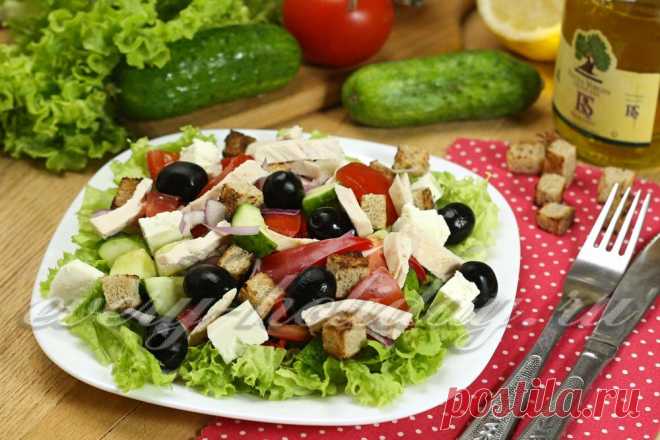 Греческий салат, рецепт классический с сухариками и курицей.