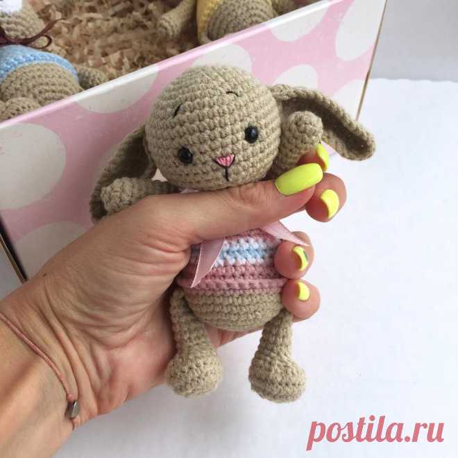 PDF Карманные зверюшки крючком. FREE crochet pattern; Аmigurumi animal patterns. Амигуруми схемы и описания на русском. Вязаные игрушки и поделки своими руками #amimore - заяц, маленький зайчик, кролик, зайчонок, зайка, крольчонок, котик, кот, котенок, кошка, кошечка, мишка, медведь, медвежонок.