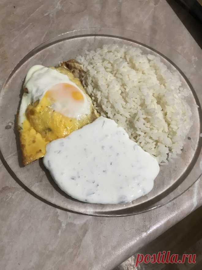 Свинина под яйцом, с рисом и пряным соусом