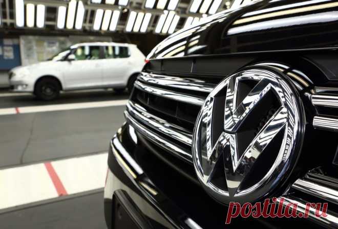 Volkswagen заявил, что не станет возобновлять производство в России в 2022 году Немецкий бренд Volkswagen не собирается в ближайшем будущем возобновлять производство автомобилей в РФ. Об этом пишет Autonews, ссылаясь на письмо, которое адресовано отечественным дилерам марки. «В с