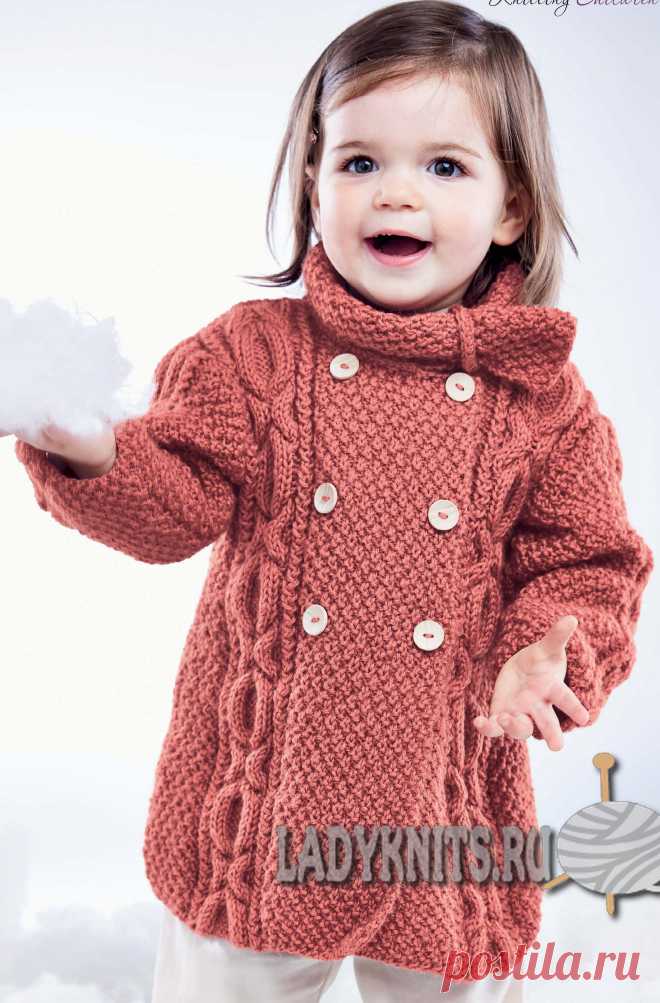 Пальто с косами спицами для девочки от 6 месяцев до 2 лет.