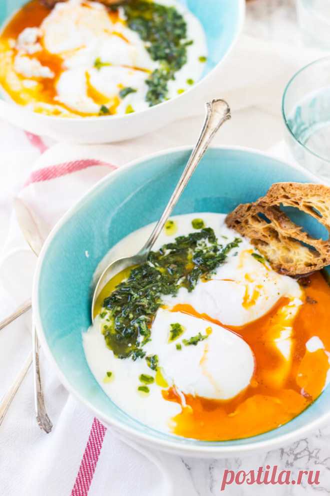 Турецкий рецепт к воскресному завтраку: яйца-пашот с пряной заправкой